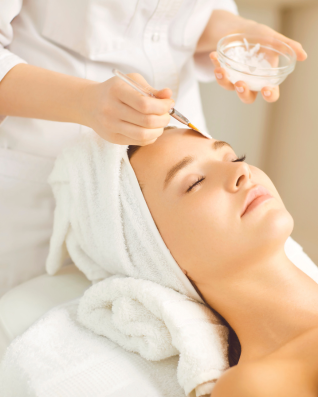 chica haciéndose una masaje facial