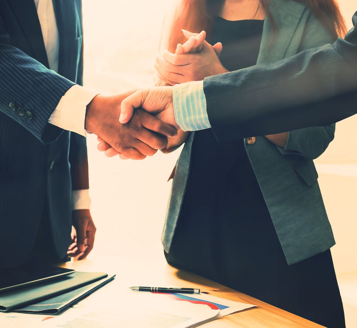 dos personas dandose la mano