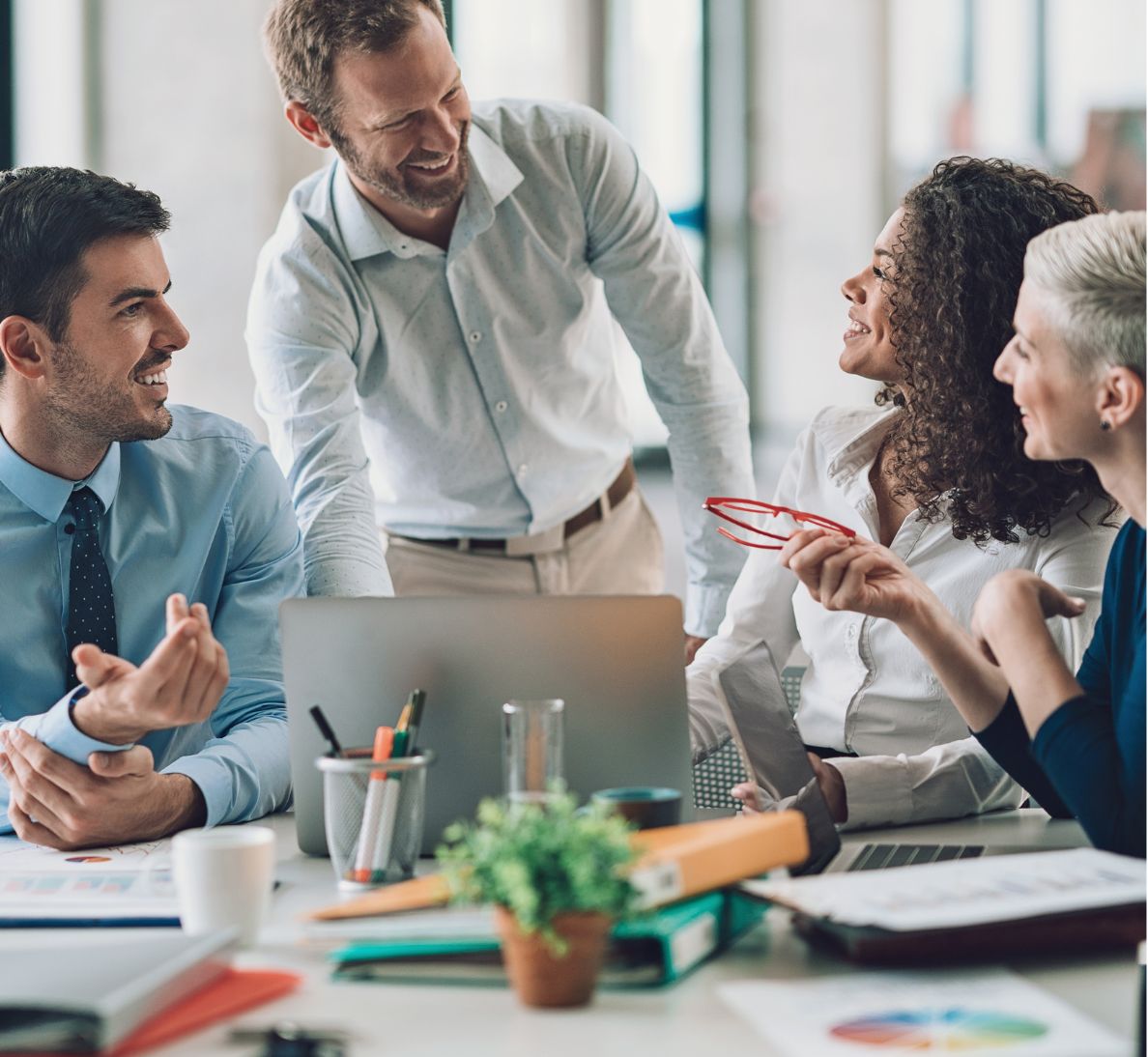personas en una oficina trabajando