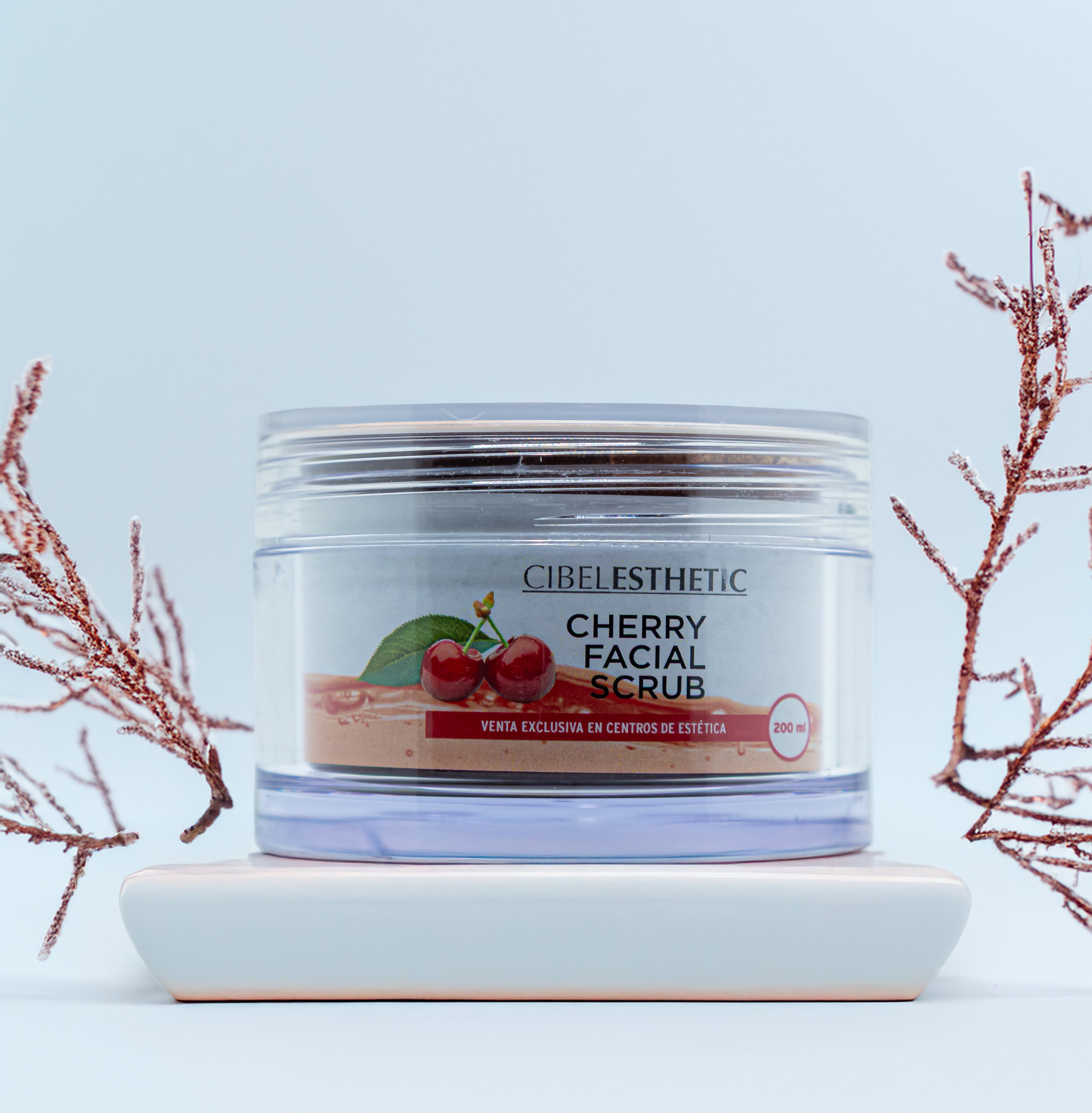 producto de cosmética sobre una cerámica con plantas de fondo