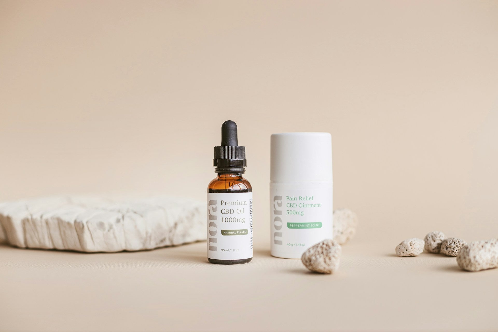 dos botes de productos cosméticos sobre una mesa